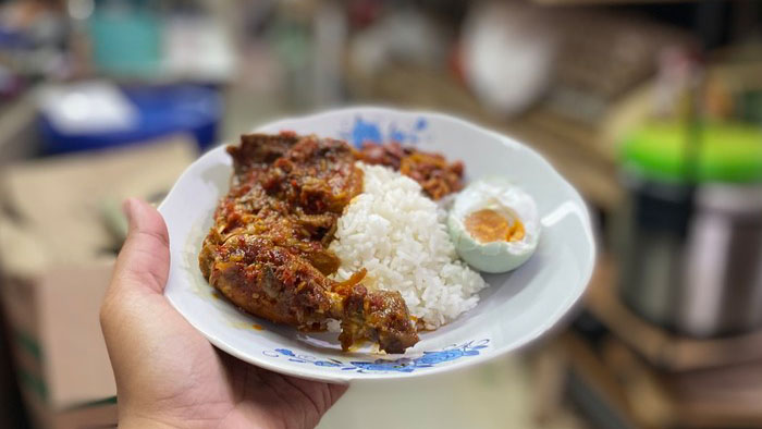 Warung di Toko Bangunan Ini Sajikan 24 Lauk