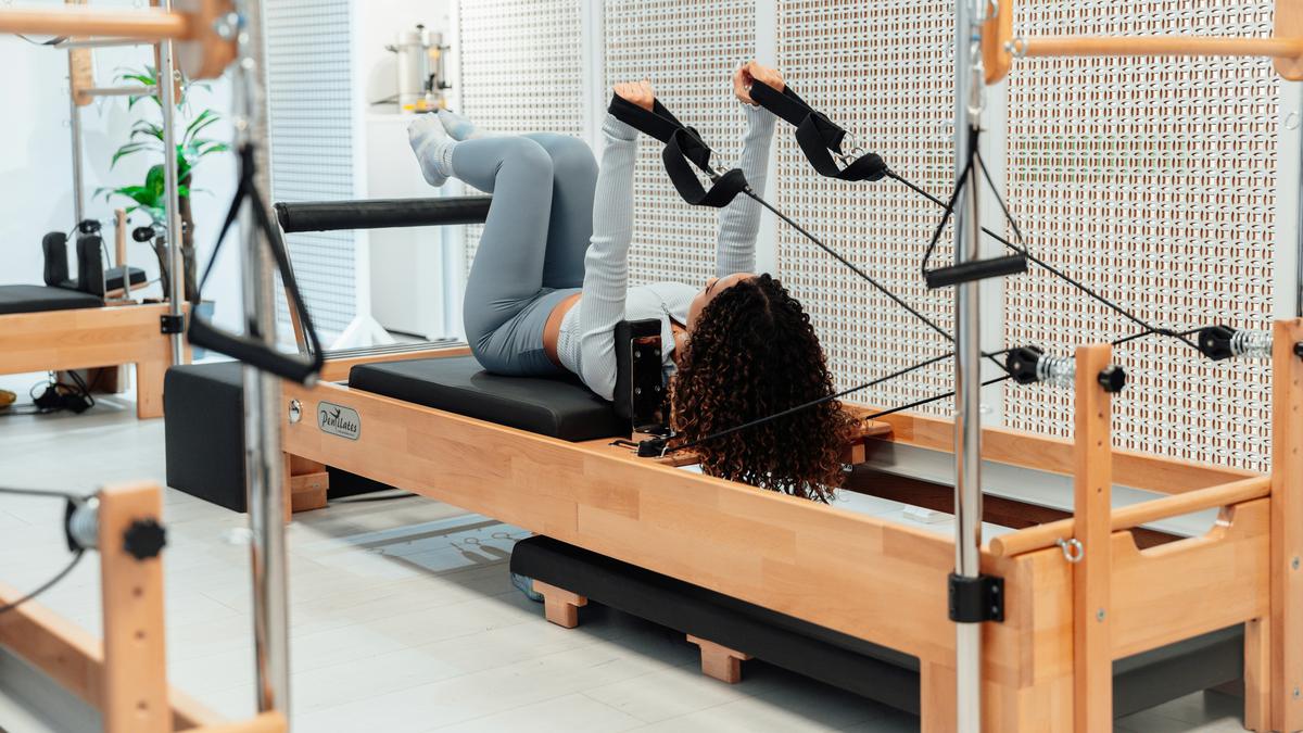 Perbedaan antara Pilates dan Pilates Rehab, penjelasan dari dokter olahraga