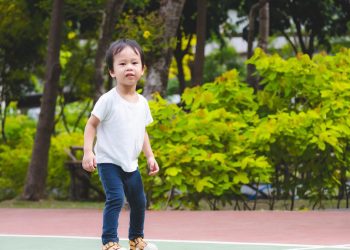 Pilih dengan Bijak Sepatu dan Sandal Anak yang Tepat untuk Tumbuh Kembang Kaki